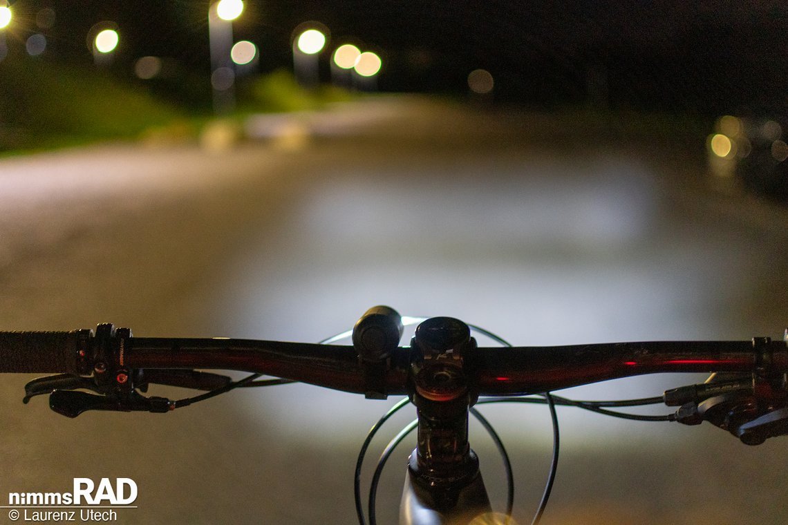 Mit der dezenten Knog Plug Frontleuchte bleibt das Cockpit aufgeräumt.