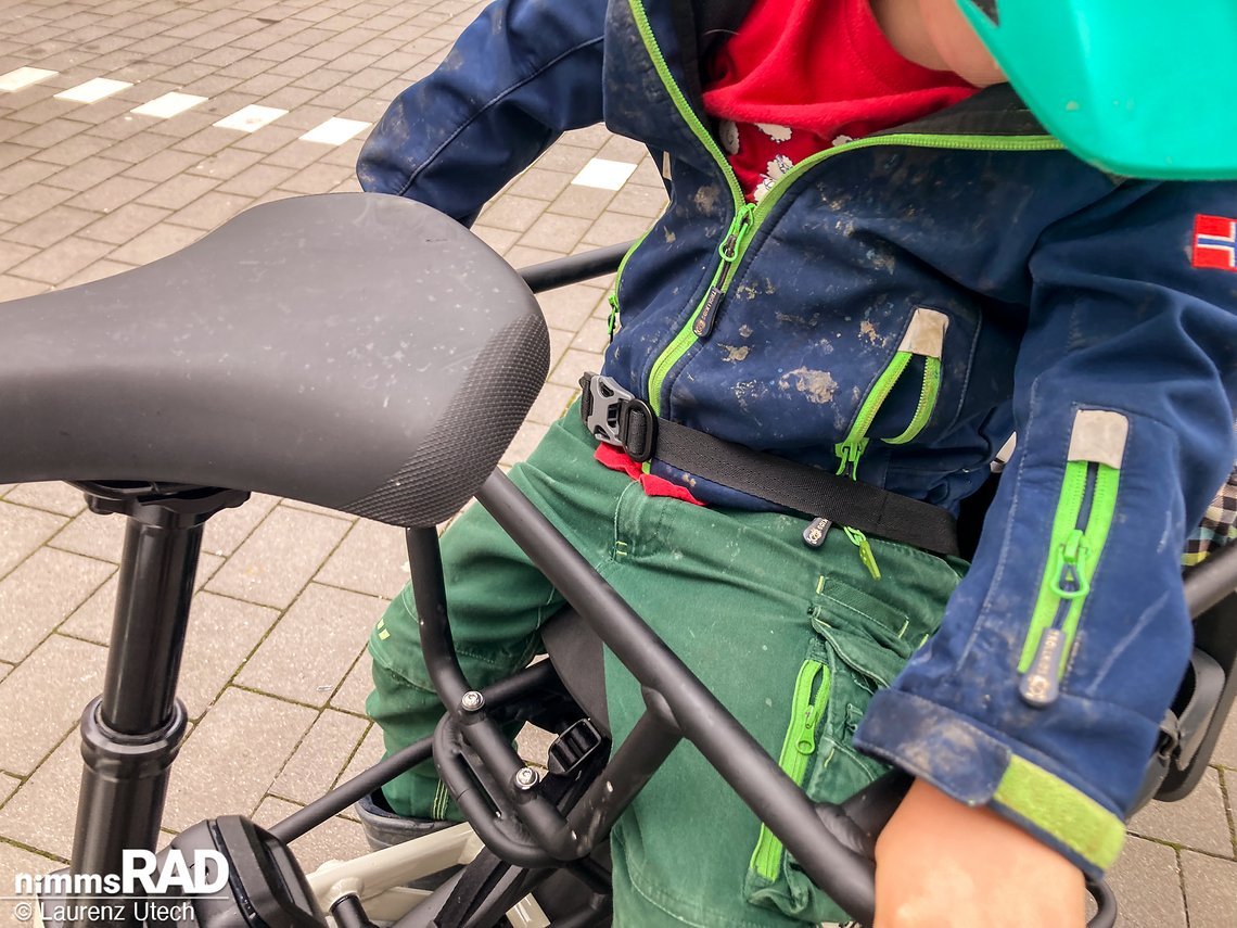 Der Beckengurt lässt sich schnell und einfach anpassen und der einfache Schnellverschluss kann von den Kids eigenhändig geöffnet werden