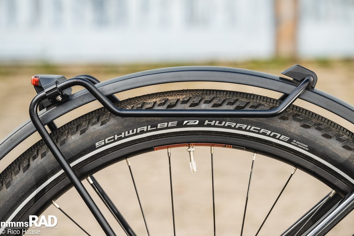 Der profilierte Schwalbe Hurricane sorgt für schnelles Rollen und Grip auch abseits asphaltierter Wege.