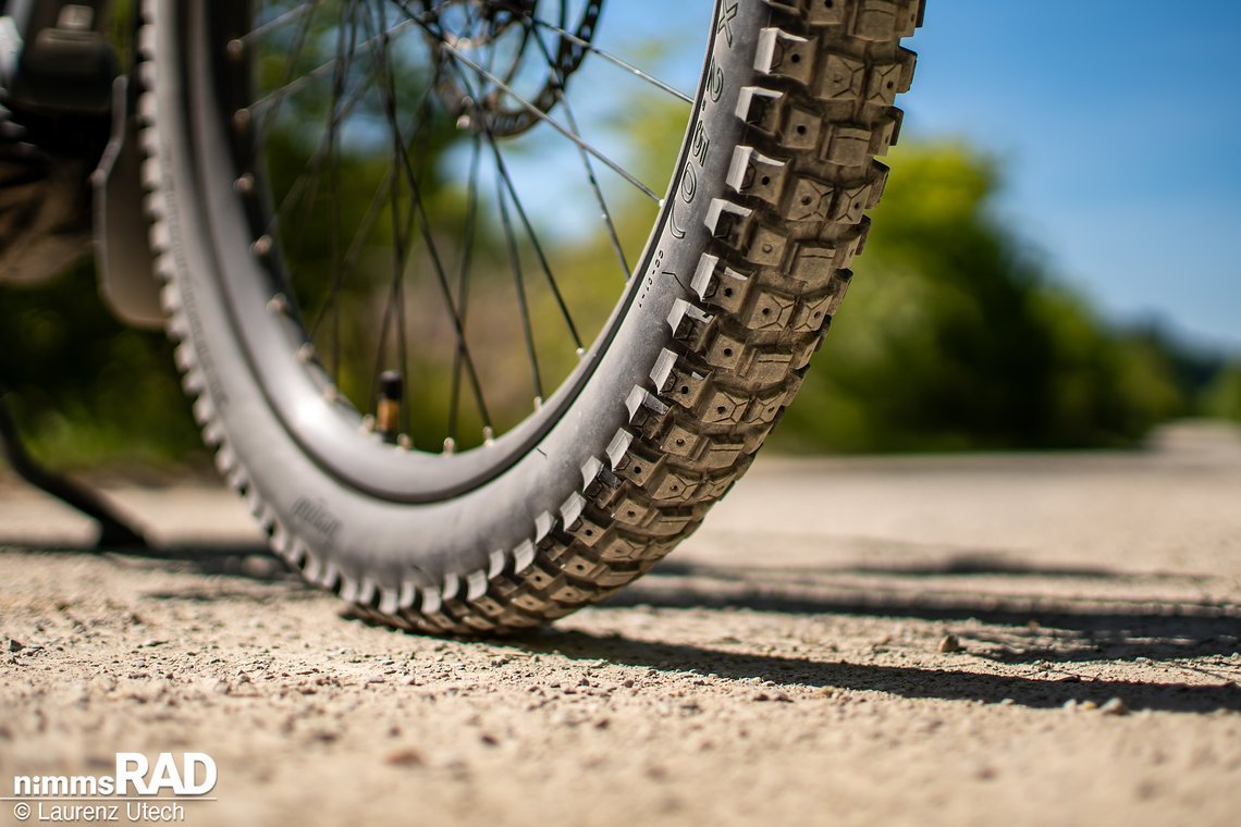 24"-Reifen mit grobem, eng stehendem Profil: Viel Grip offroad, dabei laufruhig auf Asphalt.
