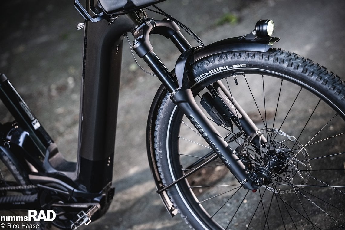 Die SR Suntour Mobie34 Boost-Federgabel mit 120 mm Federweg dürfte für souveränen Komfort und Kontrolle sorgen – selbst auf rauem Untergrund.