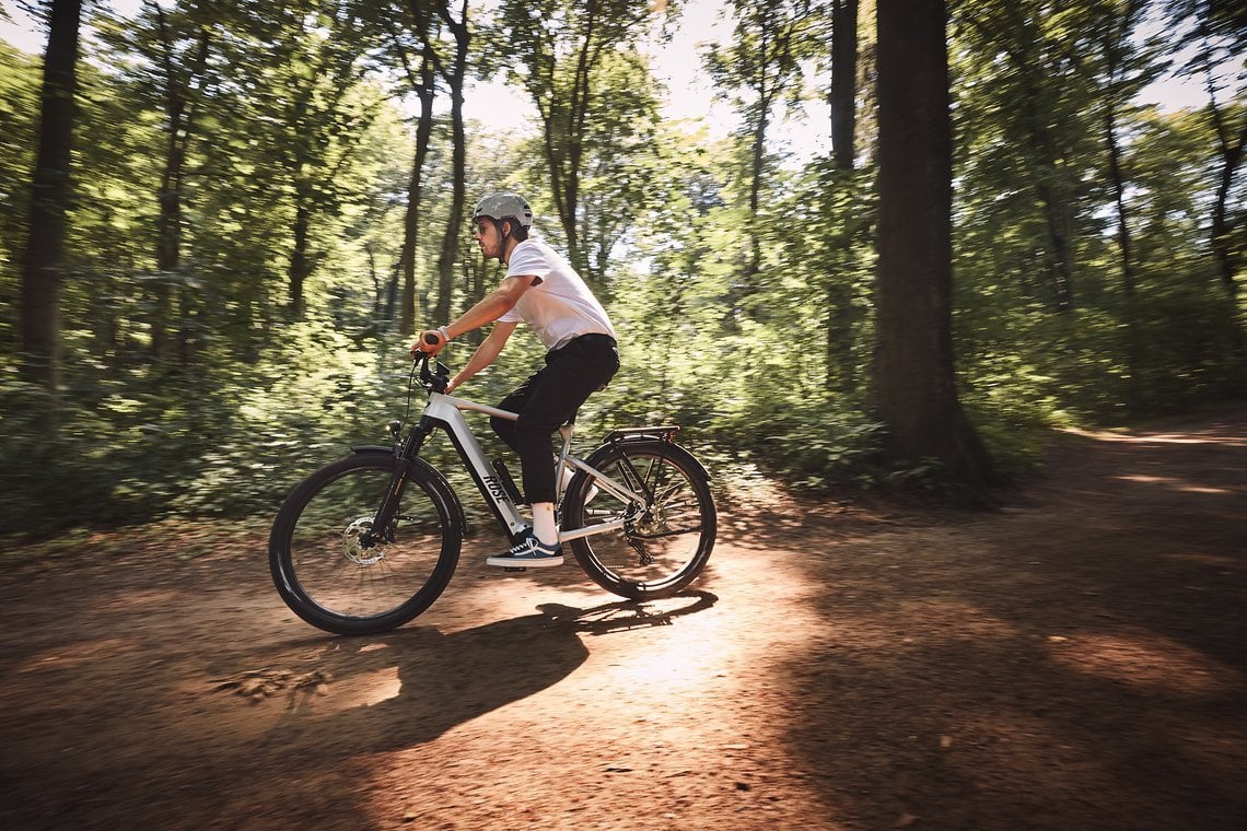 … während beim Mayor Plus SUV bulligere MTB-Reifen für mehr Grip auf losem Untergrund sorgen.