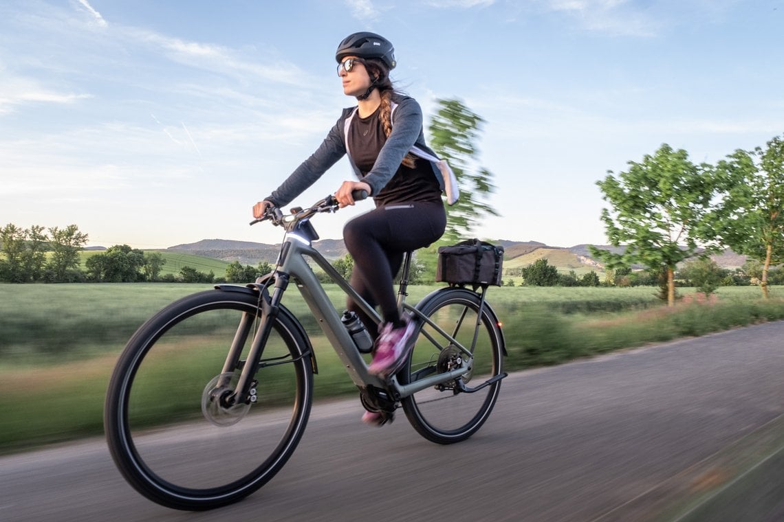 Das Kemen Tour fühlt sich auf Asphalt wohler, während…