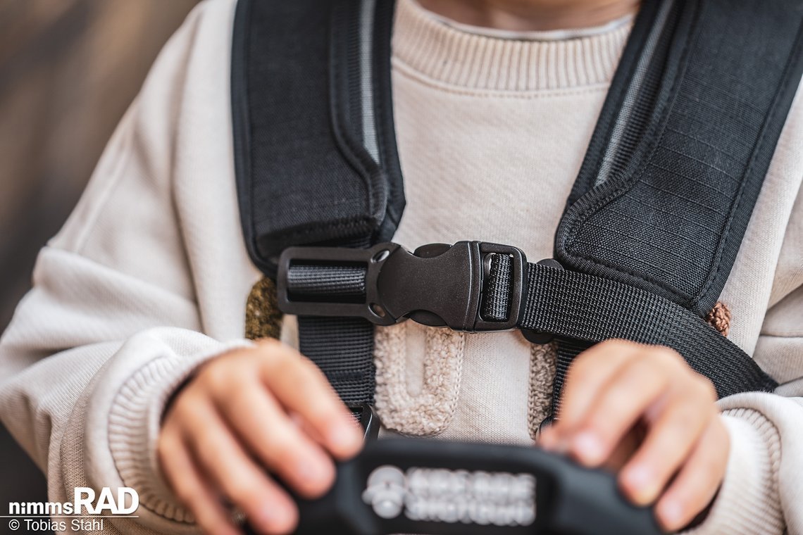 Mitgedacht: Der zusätzliche Verschluss an der Brust sorgt dafür, dass die Kinder die Gurte nicht von den Schultern ziehen können. So bleiben die Passagiere sicher in Position