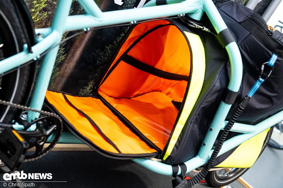 Darfs eine Kötrata sein (die vor Ort genähte Hunde-Tasche maßgeschneidert fürs Bike)?