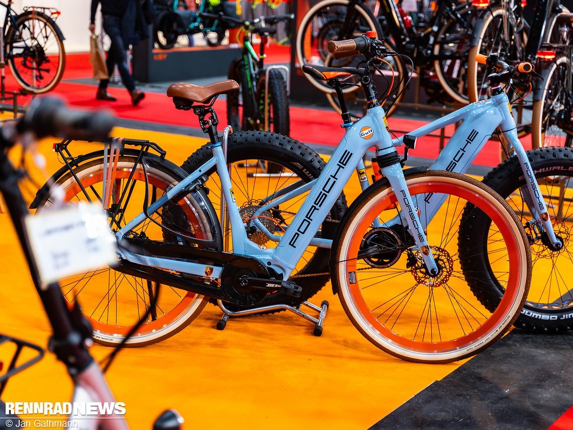 Ebenfalls kultig kamen diese Porsche E-Bikes im Gulf-Look daher.