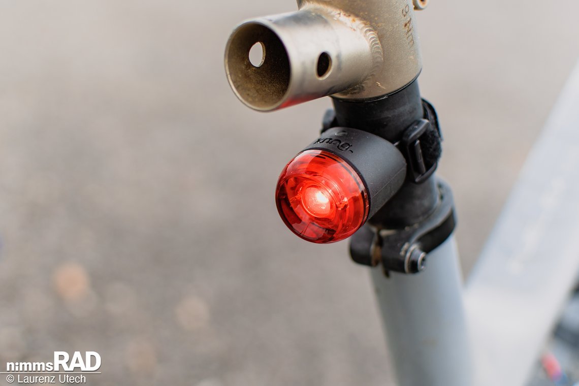 Befestigt werden die Knog Plug mittels Klettverschluss.