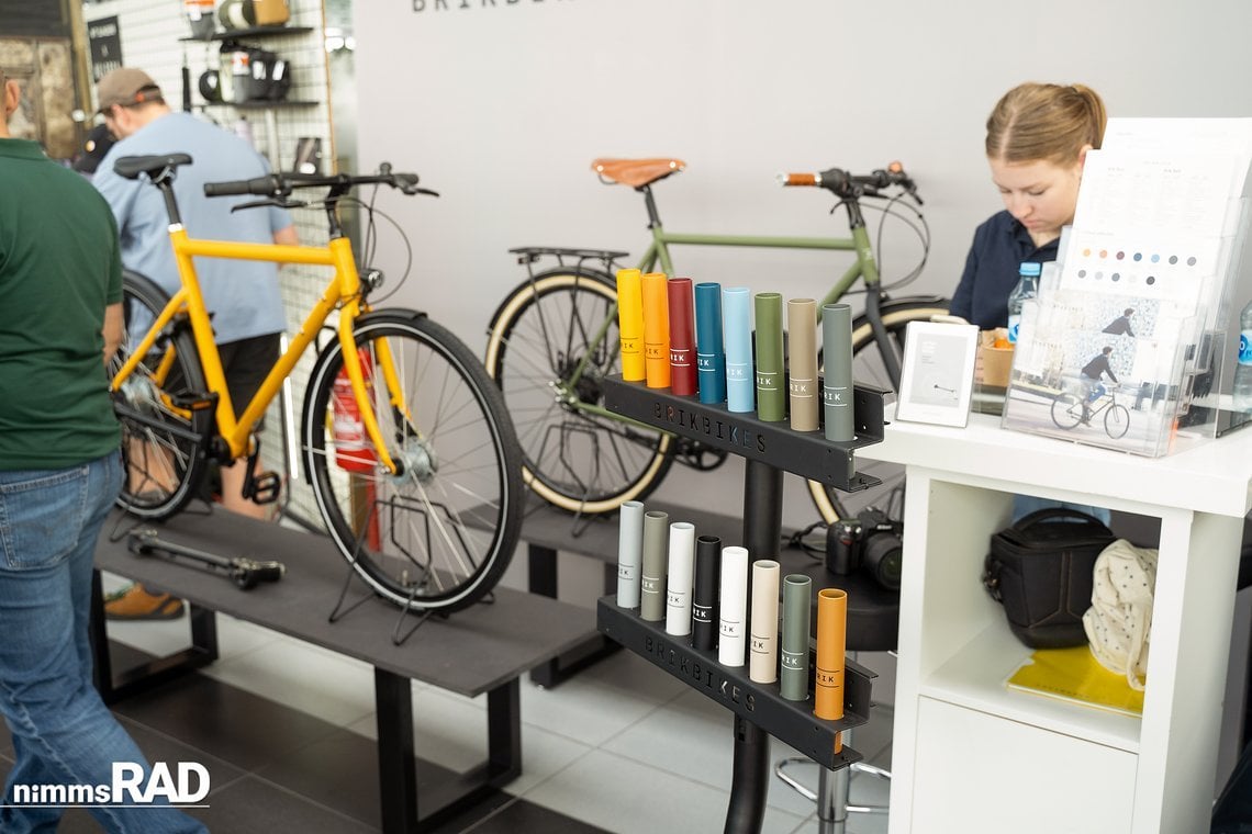 Individuell lackierte Brik Bikes mit vielseitigen Zubehör-Optionen, wie Pizza-Rack und Gepäckträger.