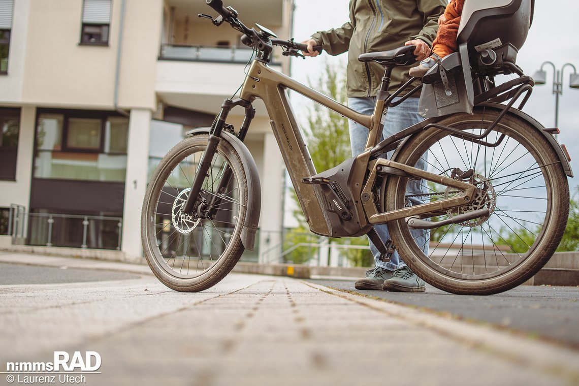 Der höhenverstellbare Seitenständer hält das beladene Bike stabil, ersetzt aber nicht die Hand am Kindersitz – oder Sattel.
