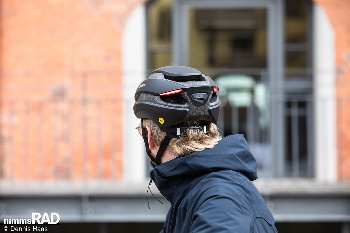 Durch die strategische Anordnung der LED-Module ist man mit dem Ultra im 360°-Winkel für andere Verkehrsteilnehmer:innen sichtbar.