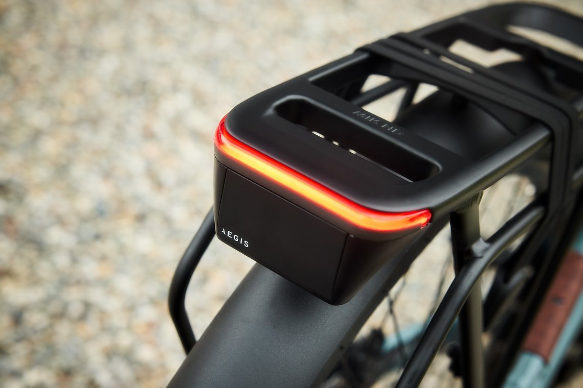 Das Aegis Radar warnt visuell und akustisch vor herannahenden Fahrzeugen von hinten und erhöht die Sicherheit im Stadtverkehr.