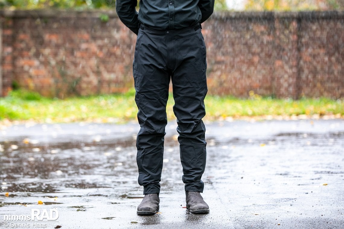 Recht tageslichttauglich kommt die POC Rain Pants Regenhose daher.