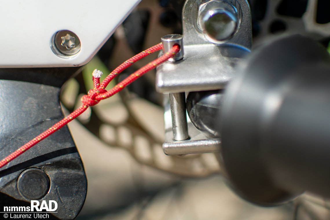 Das Kupplungssystem basiert auf dem weit verbreiteten Thule-System und bietet eine sichere, wie simple Verbindung zum E-Bike.