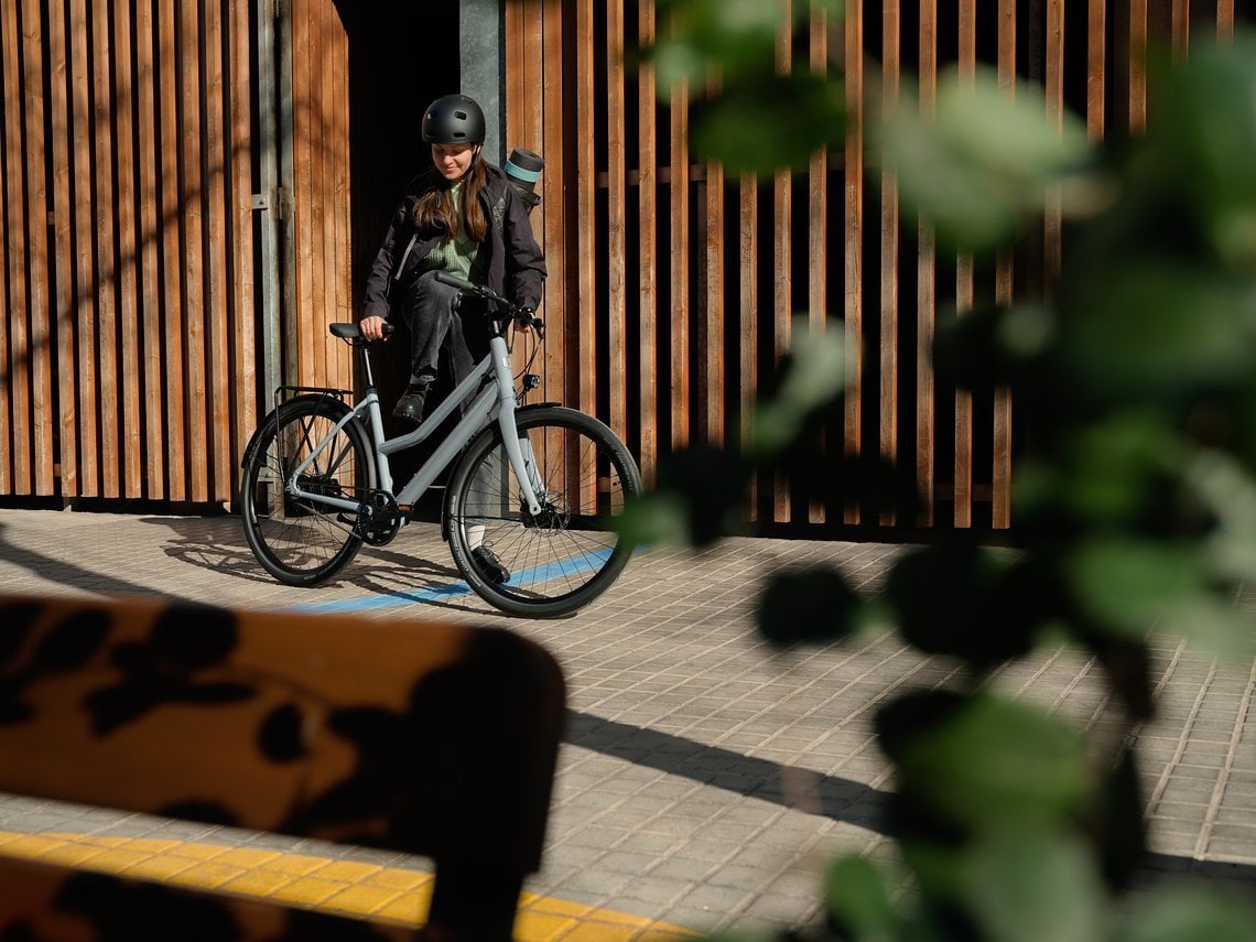 Nicht nur der tiefe Einstieg des Trapezrahmens, sondern auch die geringe Rahmenhöhe des Juna in XS machen es auch für 1,50 m kleine Fahrer*innen zu einem sicheren Bike.