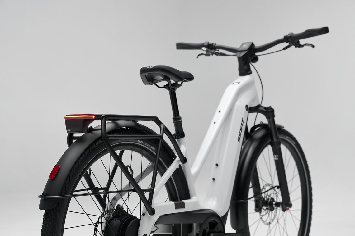 Der stabile Heckträger integriert Rücklicht und Radar-Sensor – ein Novum im E-Bike-Segment.
