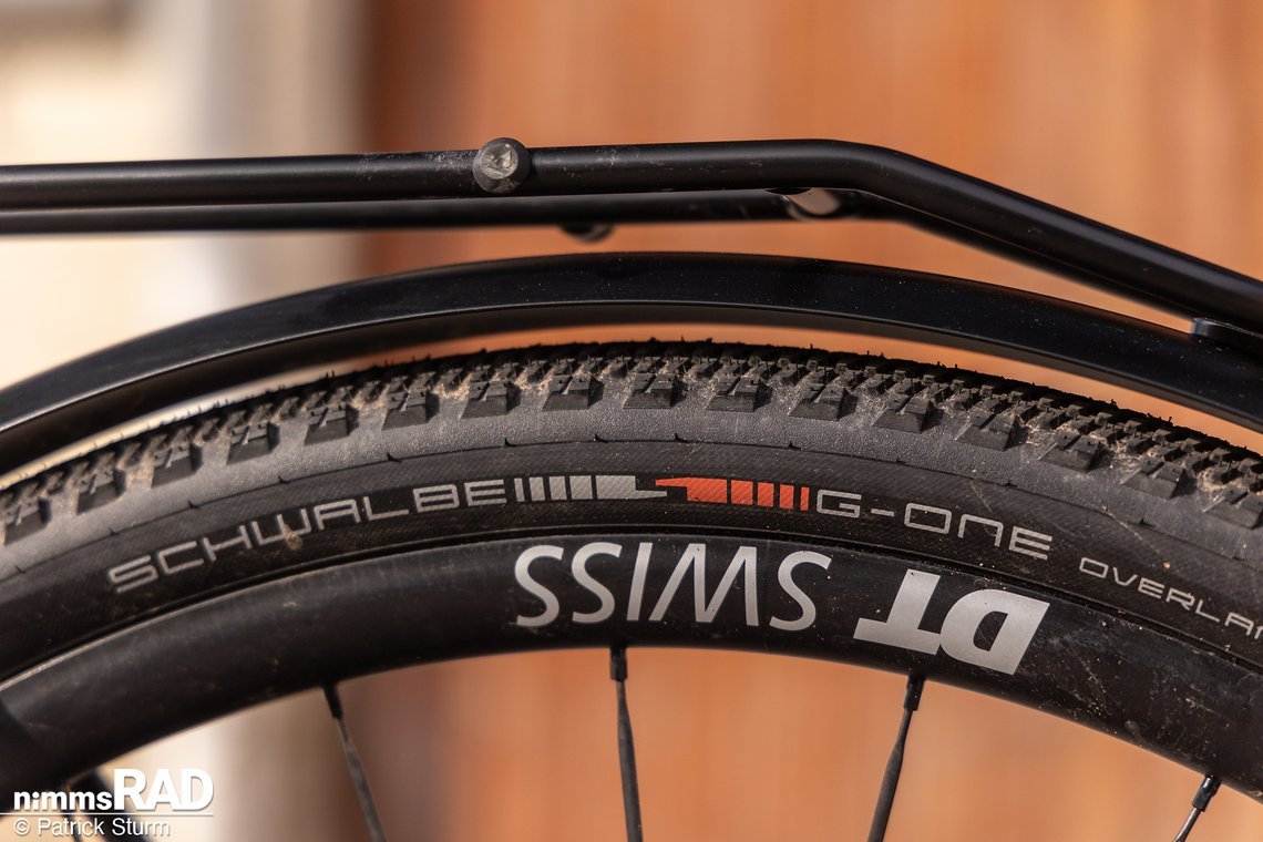 …  und den Schwalbe G-One Overland-Reifen, die mit einem gemischten Profil aus groben Stollen an den Flanken und einer durchgängigen Lauffläche in der Mitte für wechselnde Untergründe in der Stadt, auf dem Land und dazwischen geeignet sind.