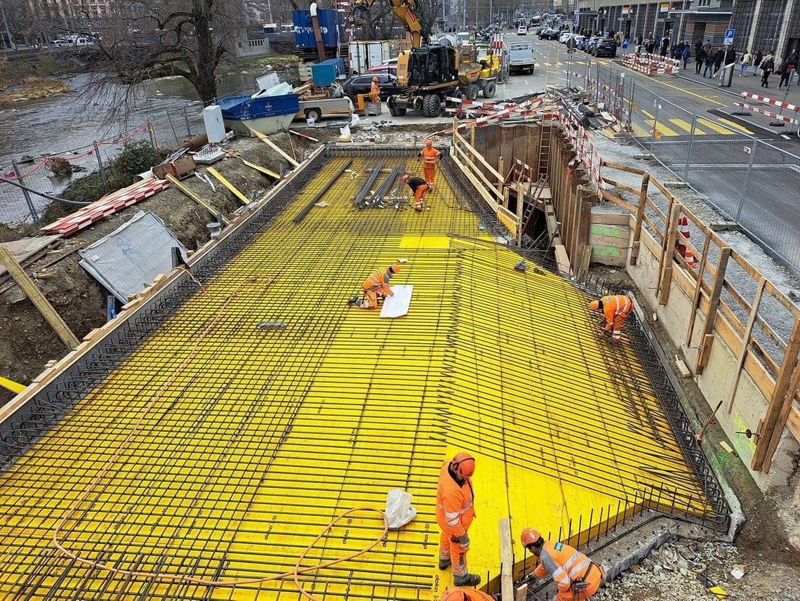 Vorbereitungsarbeiten für die Betonierung bei der Einfahrt der Velostation Europaallee, Februar 2024.