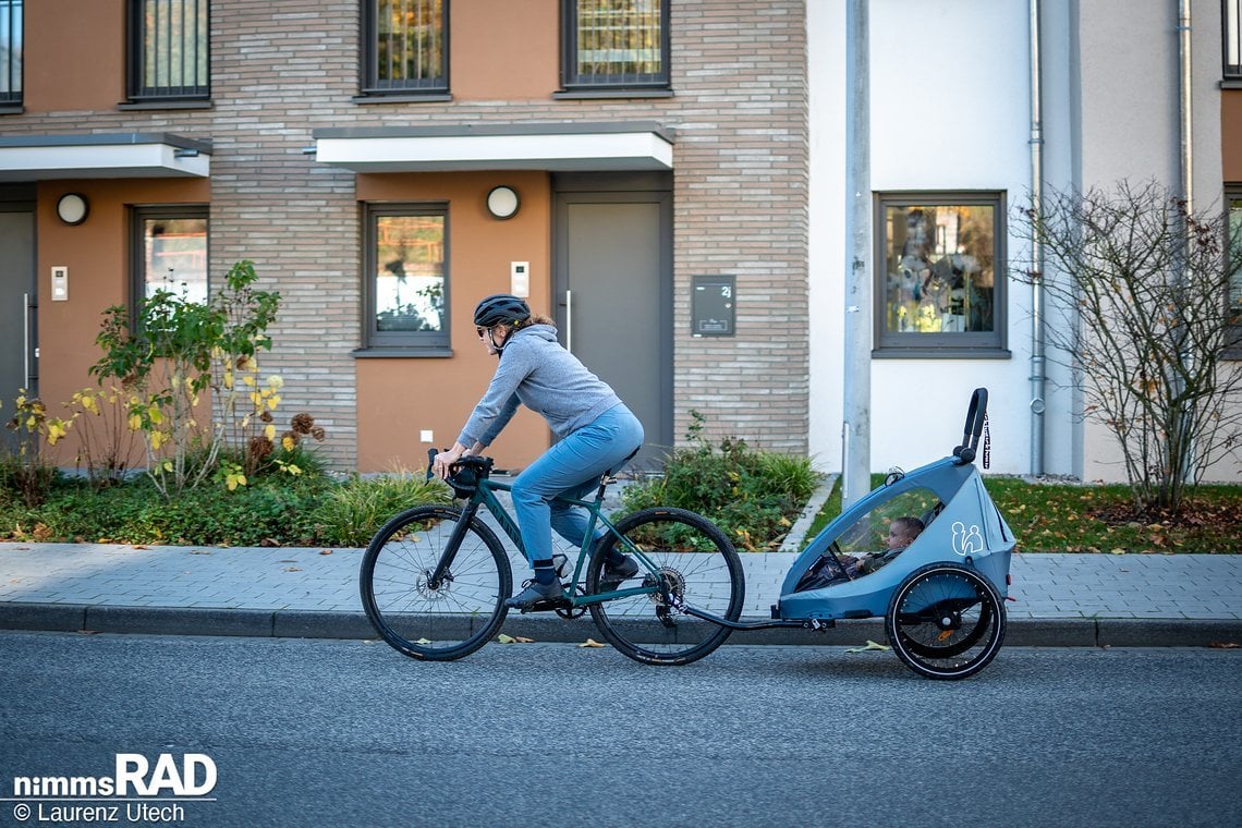 Der Hauck Dryk Duo Plus zeigte sich im Test perfekt geeignet für den Stadtverkehr – wendig und schmal.