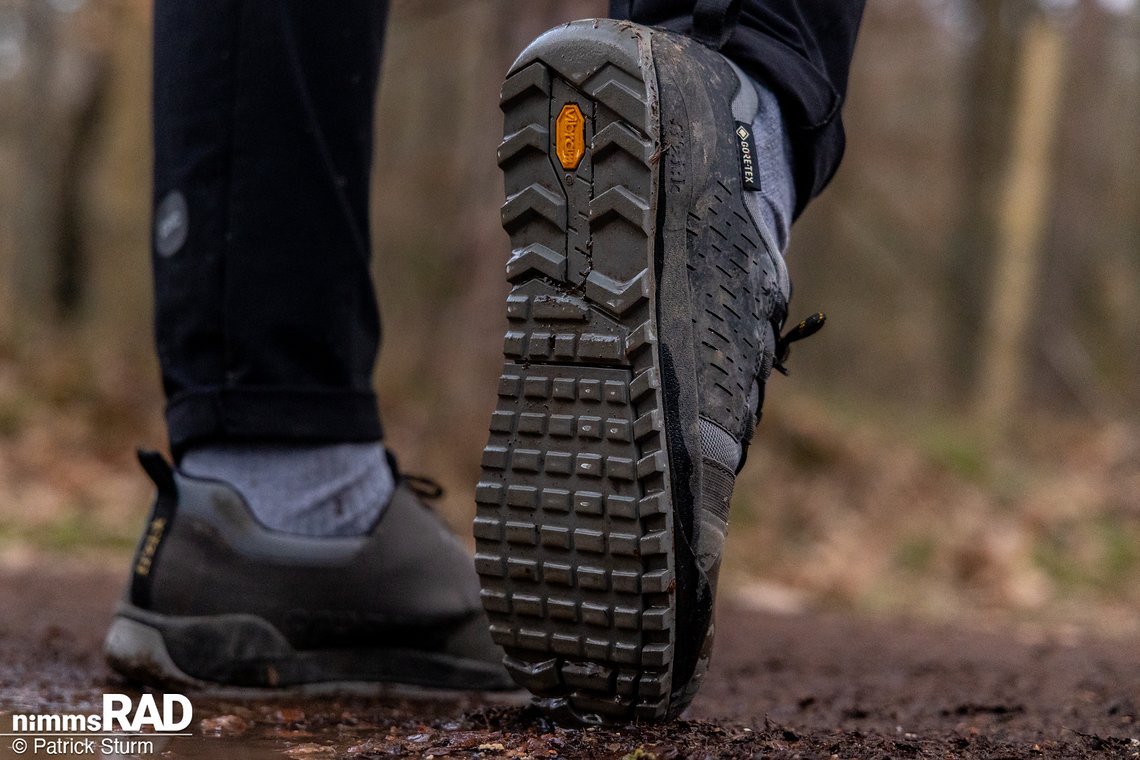 An der Sohle kommt eine profilierte Vibram-Außensohle zum Einsatz.