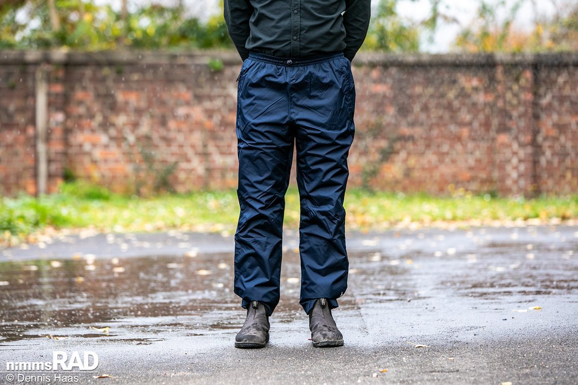 Stilecht in hamburgischem Marineblau kommt die Tchibo unisex-Regenhose daher.