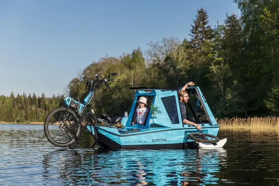 Das BeTriton bietet herrliche Urlaubsperspektiven, ob zu Wasser …