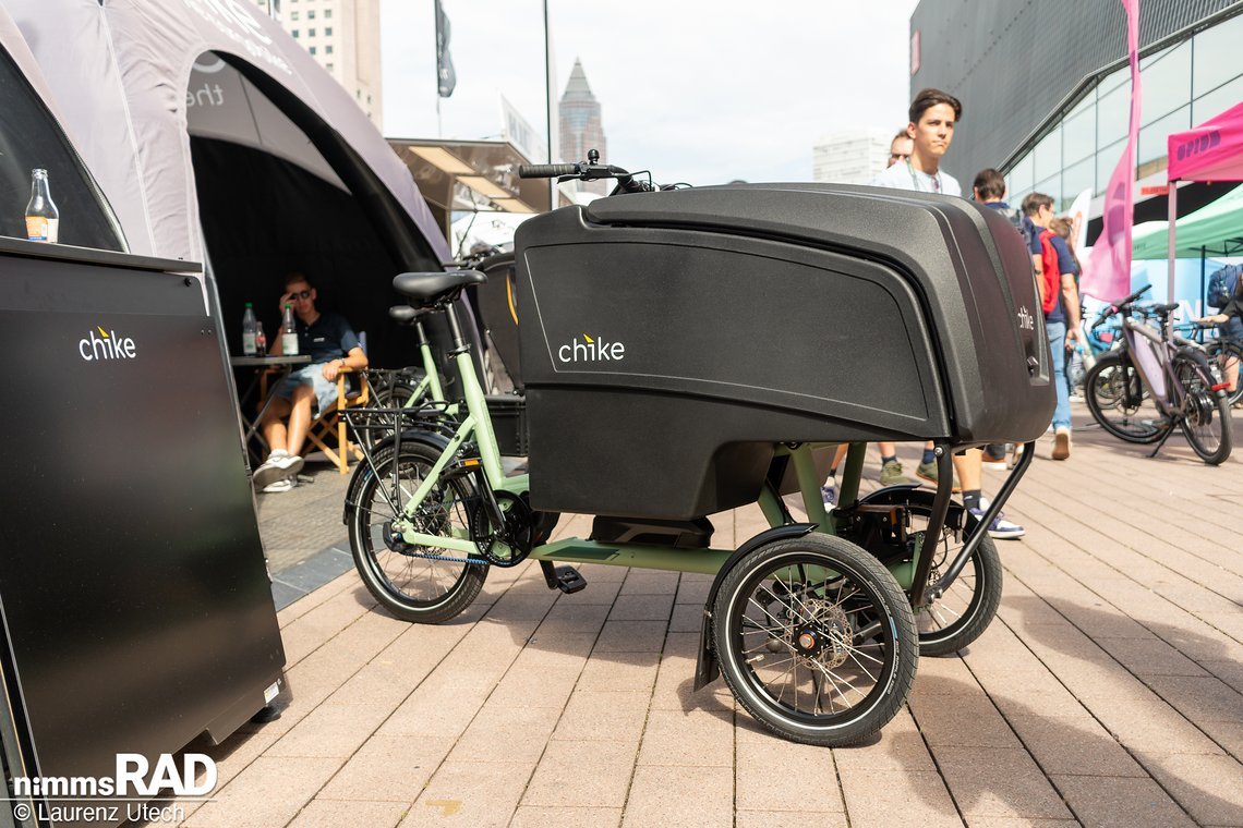 Das neue Chike E-Cargo Pro bietet 320 Liter Stauraum in einer abschließbaren Hightech-Box auf Neigetechnik.