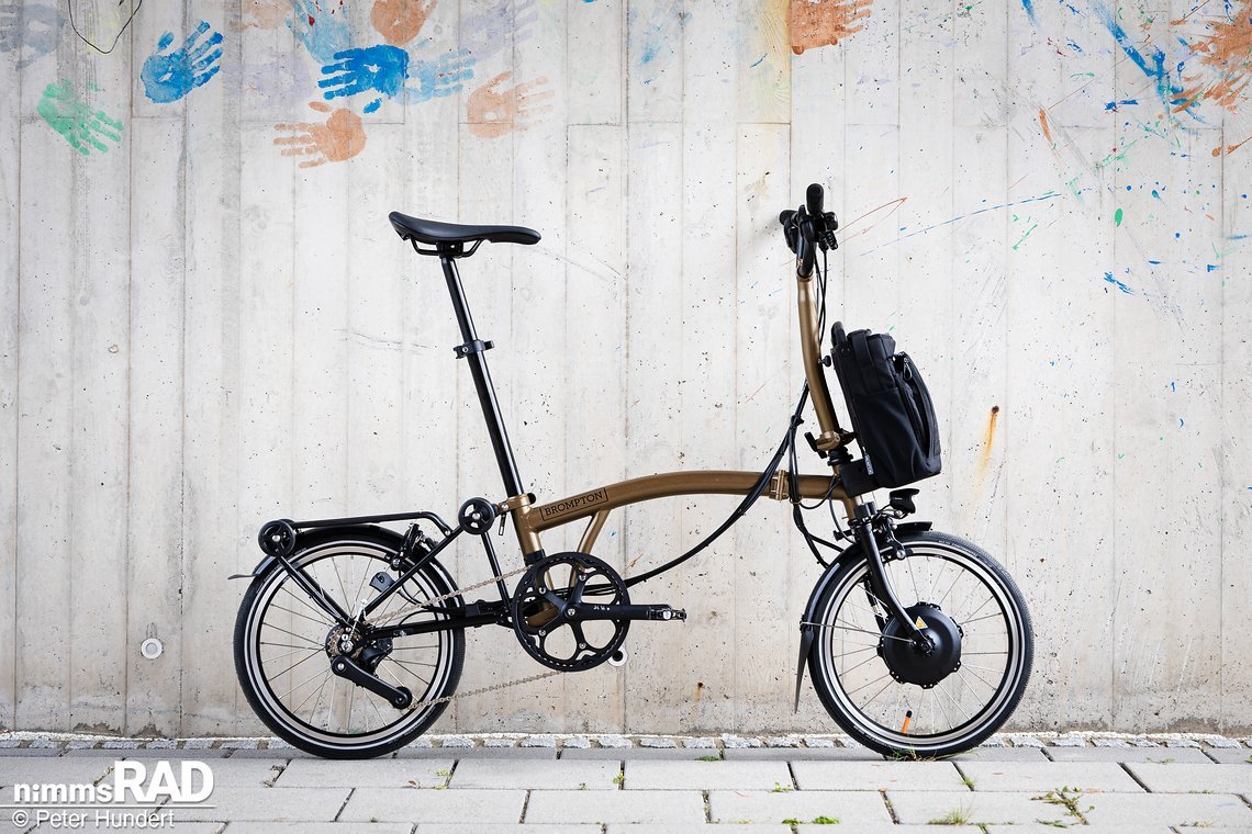 Die Brompton Electric P Line Explore 12-Gang kommt mit einer Übersetzungsbandbreite von 402 %, einem Titanhinterbau und einem Frontmotor.