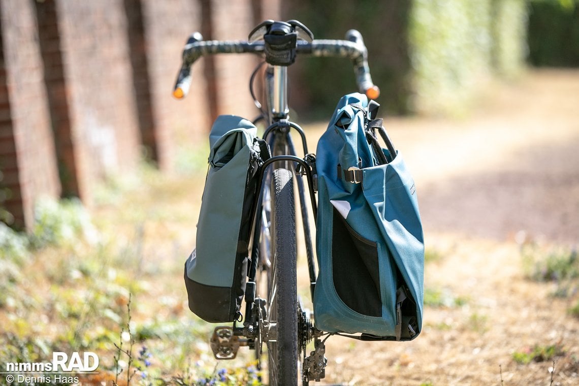 Egal, ob Klettverschluss (links) oder Ortlieb Q2.1-System (rechts), die Anbringung von Packtaschen verschiedener Hersteller gelingt am Quick Rack Light problemlos und schnell.