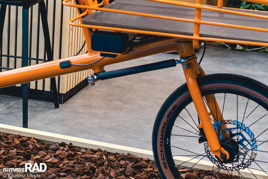 Der Akku des dänischen Designer-Cargobikes ist unterhalb des schicken Transportkorbs verstaut.