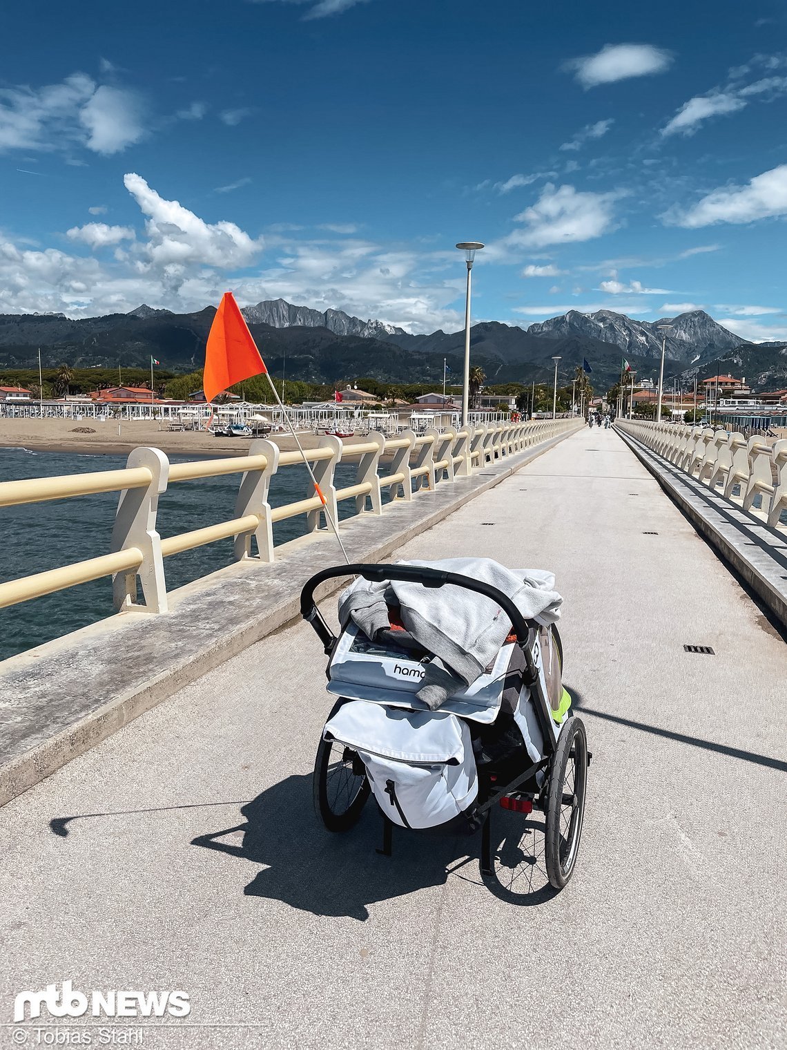 Praktisch: Vom Ferienhaus am Fuße der Berge zum Strand, da spazieren und einkaufen