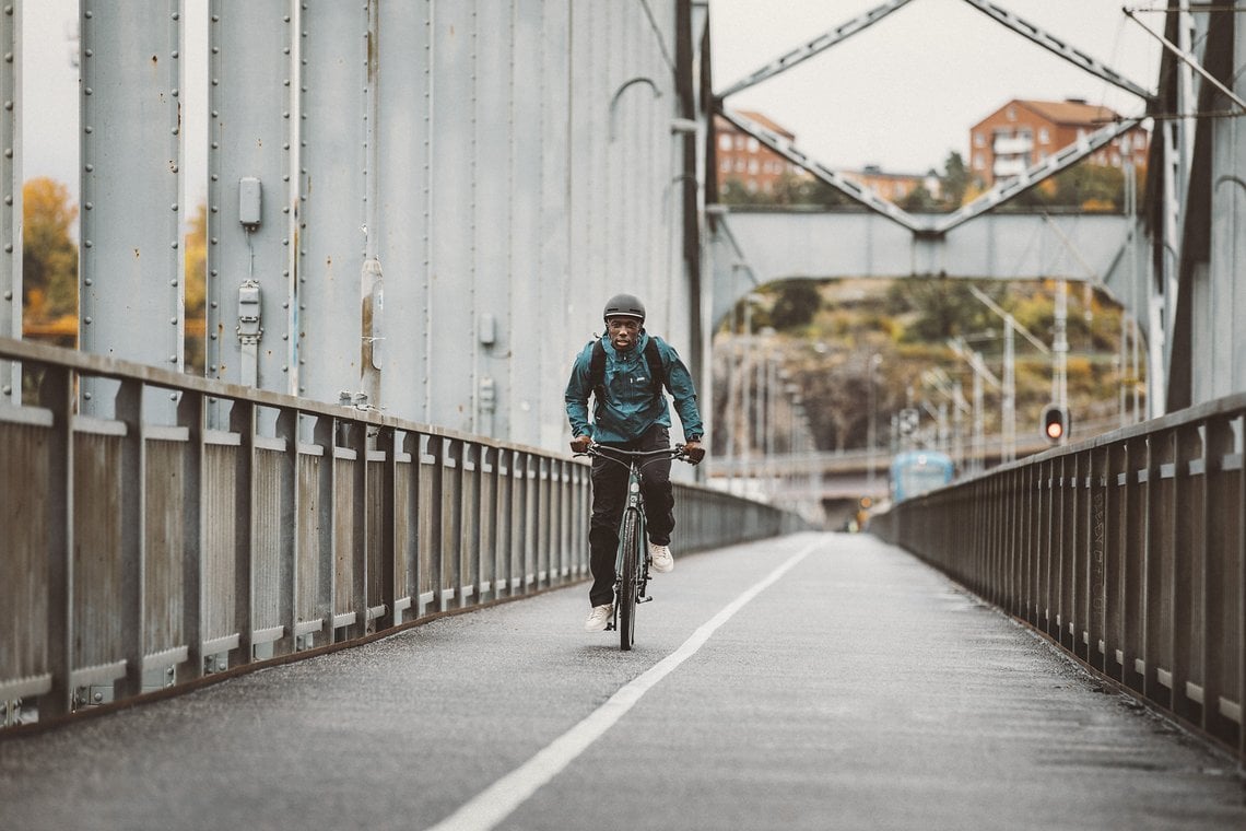 POC bietet nicht nur Ausstattung für Radsportler an, sondern hat auch eine Kollektion für Pendler*innen im Programm.