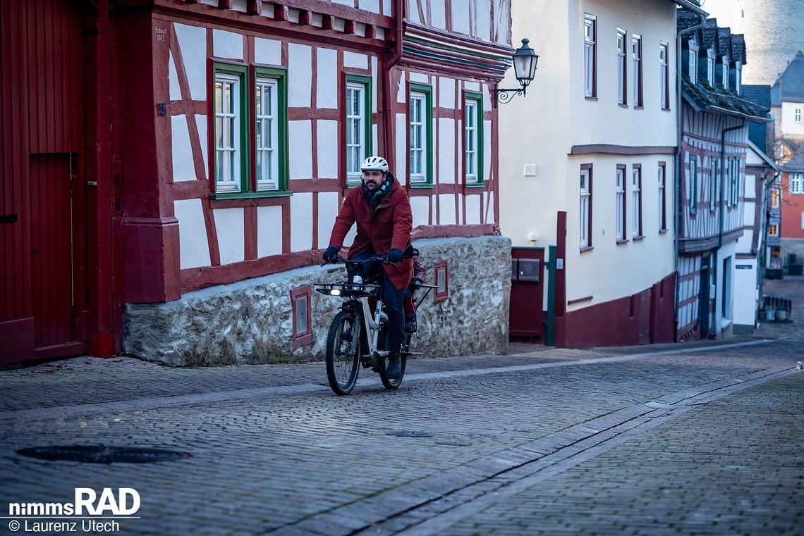 Auf gepflasterten Straßen sorgt die Federgabel für spürbaren Komfort. Sie spricht sensibel an und bleibt auch bei kräftigen Anstiegen stabil, ohne zu stark nachzuwippen.