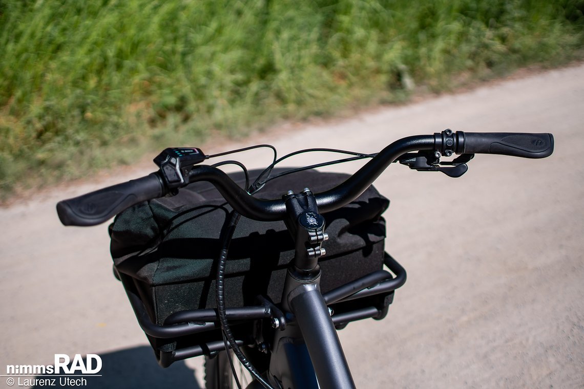 Die kompakte LED Remote von Bosch fügt sich dezent ins aufgeräumte Cockpit ein.