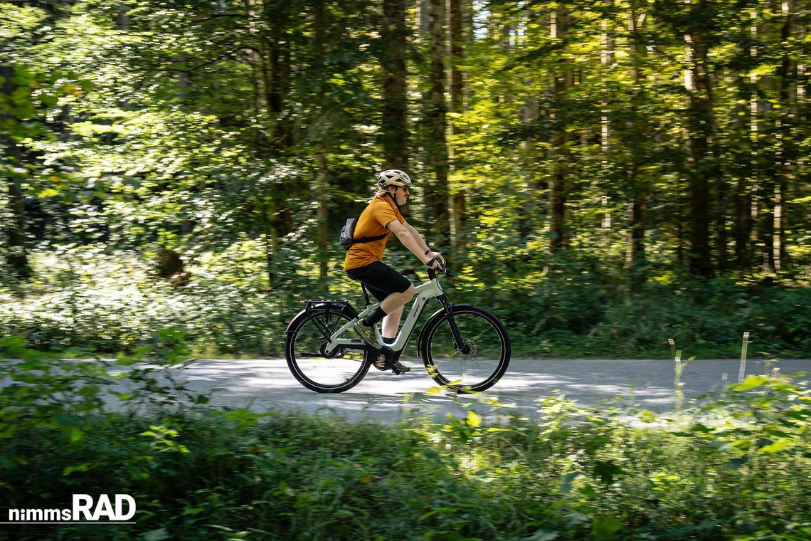 Laufruhig und kontrolliert: Auf Asphalt wie Schotter zeigt das Explore E+ seine Qualitäten als vielseitiges Crossover-Bike.