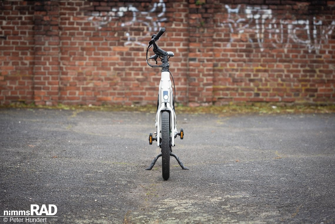 Dank des stabilen Zweibeinständers, kann das Kompaktbike sicher abgestellt sowie be- und entladen werden.