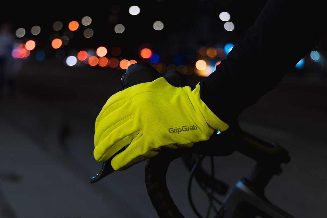 … ein Arsenal an High-Vis-Fahrradbekleidung.