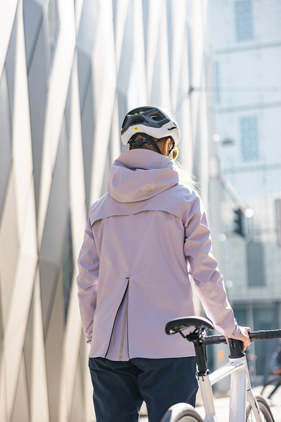 Die Scott Commuter 2.5L Regenjacke für Frauen kommt mit vielen praktischen Details.