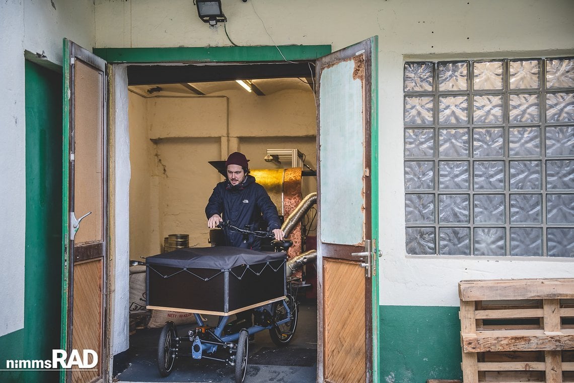 Das E-Cargo ist so kompakt und wendig, dass es meist direkt in die Räumlichkeiten hineingefahren werden kann.