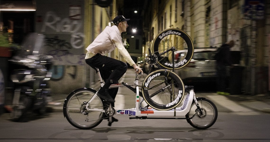 Mit dem Bullitt Vigorelli kann man nicht nur ein Bahnrad transportieren  – aber auch.