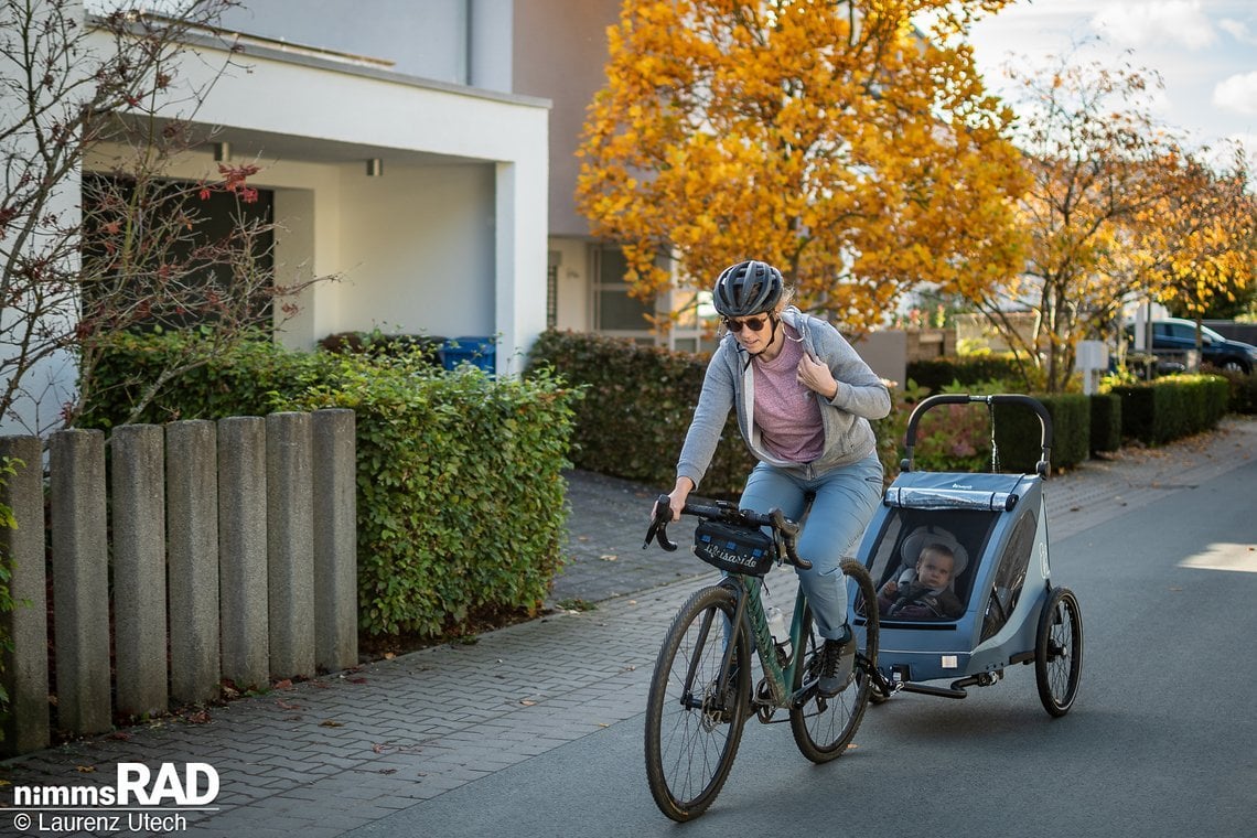 In der Ebene hat man den 20 kg schweren Anhänger schnell in Schwung gebracht.