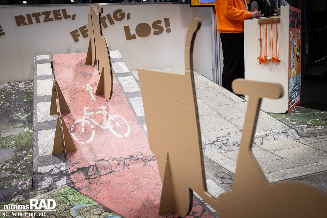 Die Kölner bedrucken Vinyl-Bodenbelag mit euren Wunschmotiven. Etwa einem Fahrradweg zum Mitnehmen!