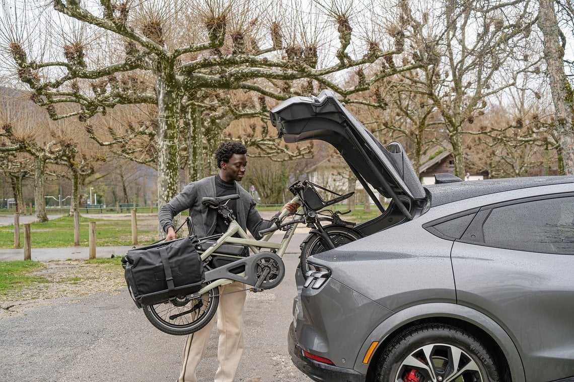 Mit abgesenkter Sattelstütze und umgeklappter Lenksäule passt das HSD problemlos ins Auto oder noch besser ins Zugabteil.