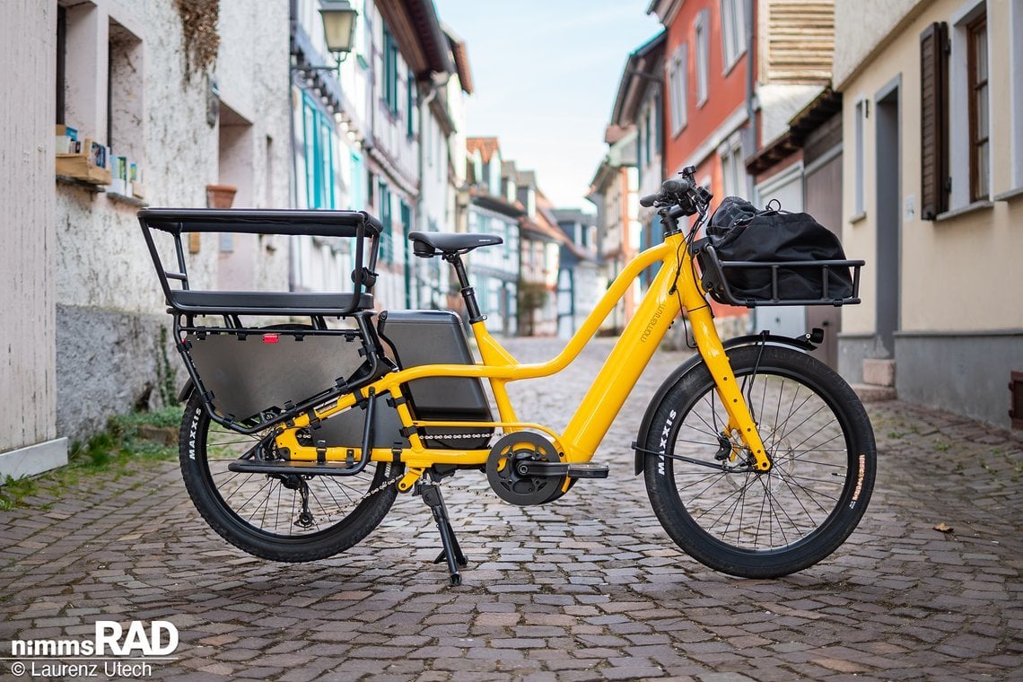 Das Momentum PakYak E+ ist ein Longtail-Lastenrad mit 24-Zoll-Bereifung, einer Transportkapazität von insgesamt 61 kg und einer möglichen Akkukapazität von 1000 Wh.