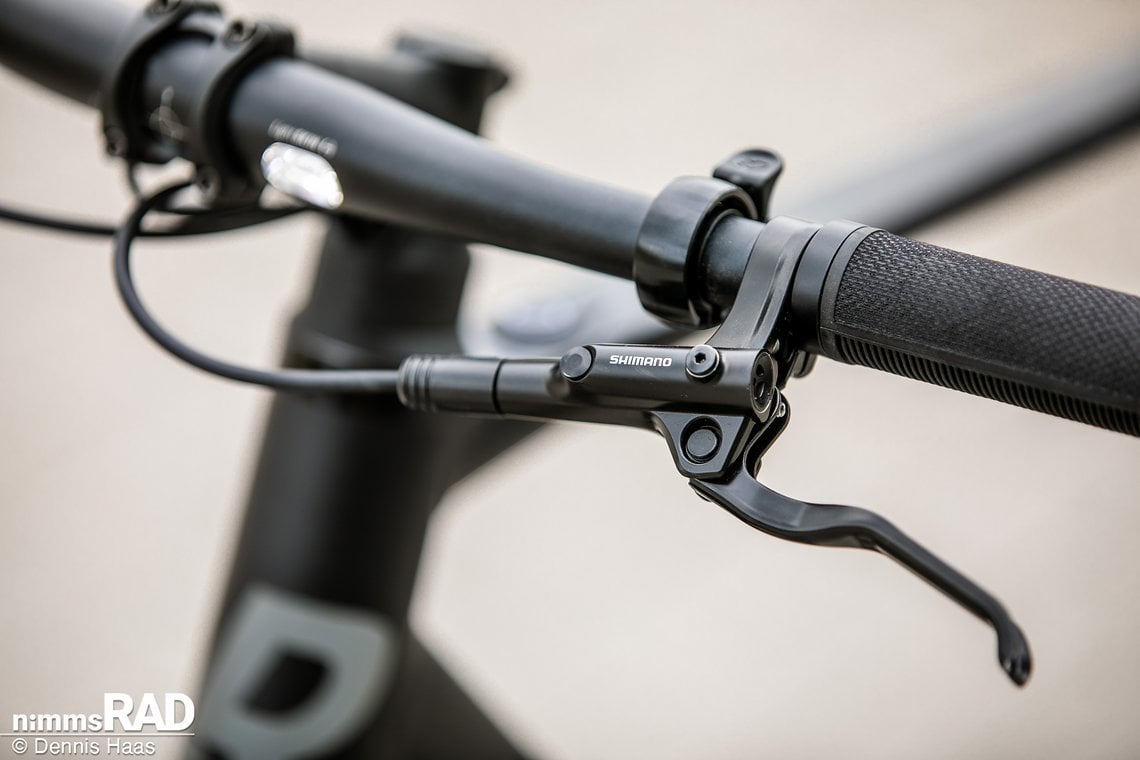 Die einfachen Shimano BL-MT200-Bremsen bieten genügend Bremspower für das leichte E-Bike.