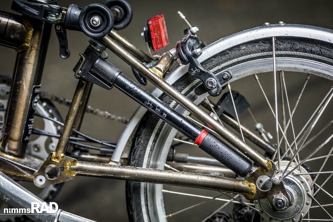 An der Brompton C Line Explorer ist eine praktische Handpumpe an der Sattelstrebe befestigt.