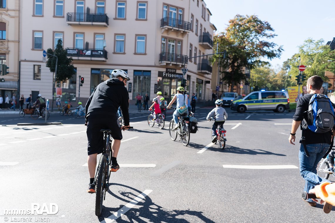 Über riesige Straßenkreuzungen cruisen, ganz ohne Autoverkehr