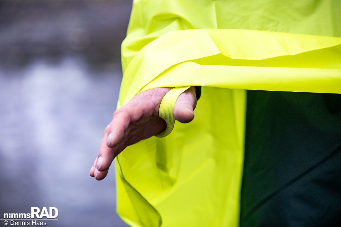 Mit den Handschlaufen am Saum kann der Poncho bis zum Fahrradlenker geführt werden.