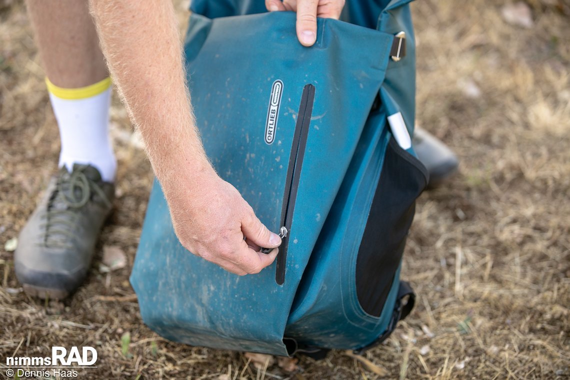 Im Flap befindet sich ein praktisches Zipper-Fach für Dinge, die man schnell zur Hand haben muss.