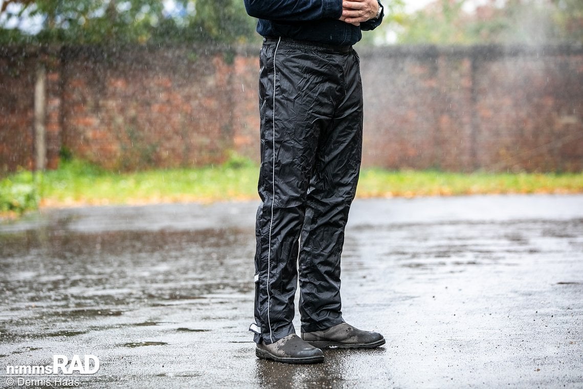 Die Mac in a Sac Regenhose sieht angezogen schicker aus als die Hosen von Decathlon, lässt jedoch auch die Füße im Regen stehen.