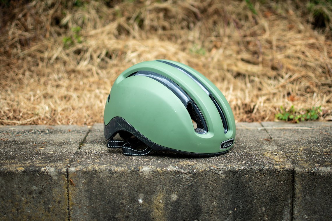Ohne Schirm kommt der Helm optisch einem Skatehelm nahe.